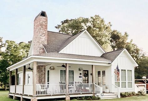 Small Farmhouse Plans, White Farmhouse Exterior, House With Land, Dream Life House, Small Farmhouse, Farmhouse House, White Cottage, Small Cottage, House Exteriors