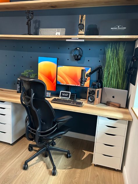 Budget Home Office Studio Hyperx Quadcast, Gaming Mic, Workstation Ideas, Container Coffee Shop, Headphone Stand, Office Workstations, Studio Furniture, Powered Speakers, Smart Furniture