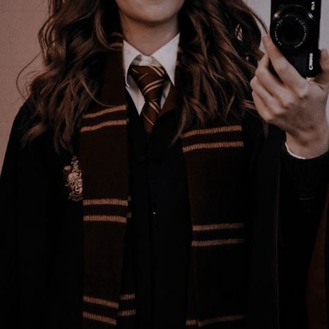 Gryffindor Aesthetic Outfit, Gryffindor Outfit Aesthetic, Harry Potter Uniform, Gryffindor Uniform, Gryffindor Outfit, Hermione Granger Aesthetic, Harry Potter Phone, Hogwarts Uniform, Hogwarts Outfits