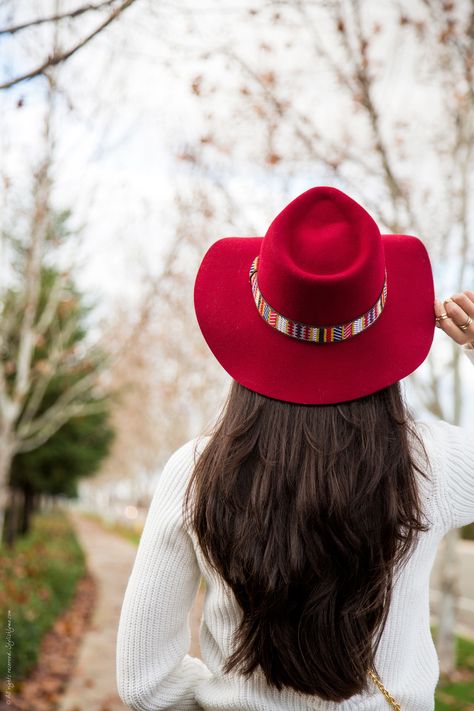 Red Hat Outfit, Dog Wearing Clothes, Christmas Dog Outfits, Dog Clothes Diy, Floppy Hats, Dog Shoes, Wearing A Hat, Red Hat, Outfits With Hats