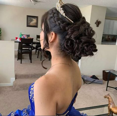 Quince Hairstyles With Crown Medium Hair, Quince Hairstyles With Crown Bun, Quince Hair Bun, Curly Hair Quinceanera Hairstyles, Xv Hairstyles, Xv Hair, Hair Quinceanera Hairstyles, Hair Quinceanera, Quince Hair