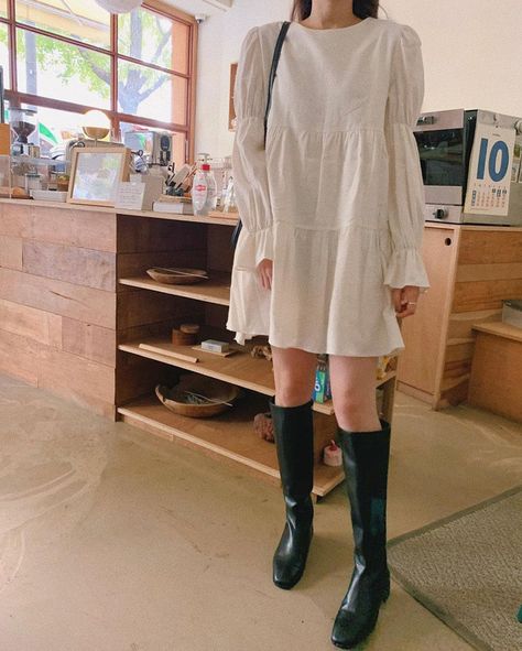 Flowy Dress With Boots, Knee Length Boots Outfit, Korean Dress Outfit, Flowy Fall Dresses, Dresses With Boots, Dress And Boots, Dress Above The Knee, Winter Boots Outfits, Knee Length Boots