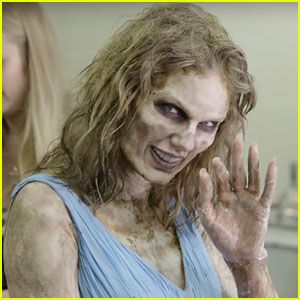 Watch Taylor Swift Transform Into a Terrifying Zombie for Her Music Video! The Fifth Estate, Swift Lyrics, Zombie Makeup, Natural Lipstick, Stage Makeup, Taylor Swift Songs, Live Taylor, Taylor Swift Pictures, Zombie Apocalypse