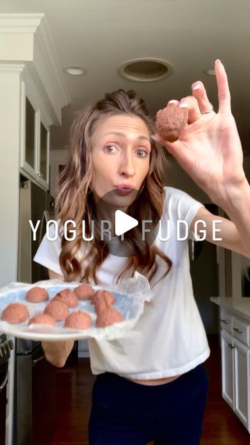 2 Ingredient Yogurt Fudge, Cold Healthy Snacks, Yogurt Fudge, Mom Snacks, Keto Mousse, Yogurt Treats, Brownies Healthy, 2 Ingredient Desserts, Healthy Fudge