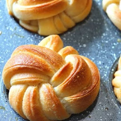 Pan de leche danés, el pan dulce tradicional más tierno (con vídeo) Mexican Sweet Breads, Mexican Bread, Cake Roll Recipes, Pastel Cakes, Mexican Dessert Recipes, Tasty Videos, Mexican Dessert, Bakery Desserts, Bread Recipes Sweet