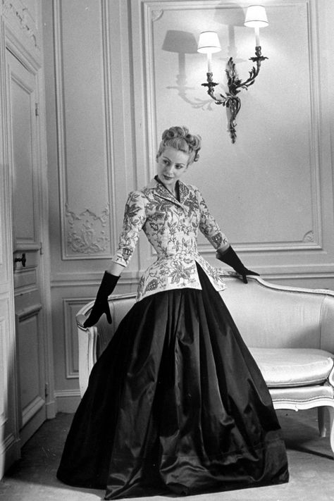 Christian Dior's New Look 1940's - Vintage Dior Fashion Photos Christian Dior New Look, Christian Dior Fashion Show, Dior 1947, Dior New Look, Black Satin Skirt, Dior Fashion Show, House Of Dior, 1940's Fashion, Dior Collection