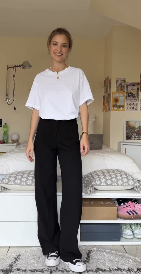 Smart Casual Women Summer, Athleta Outfits, Soft Feminine Style, Black Pants Outfit, Neat Casual Outfits, Smart Casual Women, Smart Casual Work Outfit, Office Casual Outfit, Uni Outfits