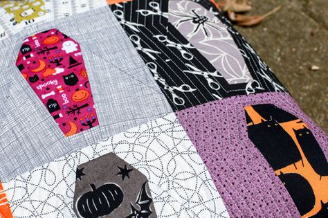 Free Pattern: Paper Pieced Coffin Quilt Block - In Color Order Fpp Patterns Free Cat, Coffin Quilt Template, Coffin Quilt Pattern, Creepmas Decorations, Halloween Quilt Blocks, Coffin Quilt, Spooky Quilt, Goth Blanket, Quilting Hacks