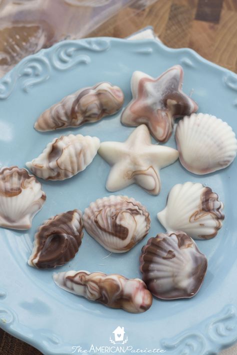 How to Make Candy Seashells - Adorable, Edible, Yummy Candy Seashells that Look Real! Candy Seashells, Beach Party Food, Beach Treats, Beach Anniversary, How To Make Candy, Yummy Candy, Beach Bridal Showers, Beach Birthday Party, Themed Desserts