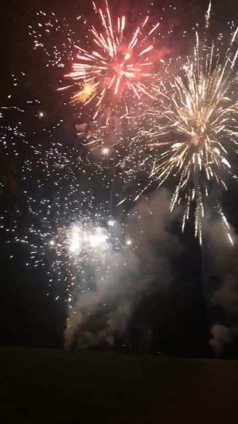 pinterest | @skglasscock26 [Vidéo] | Feu d'artifice, Belles images de noël, Gif bonne année Happy New Year 2024 Fireworks Gif, Happy Diwali Videos Hd, Happy New Year Fireworks Video, Happy New Year 2024 Video Editing, Happy New Year 2024 Video Status, Happy New Year Video, Gif Silvester, New Year Video, Happy Diwali Images Hd