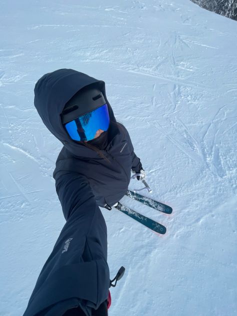 Ski Pics Aesthetic, Winter Outfits Skiing, Slalom Outfit, Ski Goggles Outfit, Ski Poses Photo Ideas, Skiing Photo Ideas, Skier Outfit, Skiing Instagram Pictures, Skiing Fits