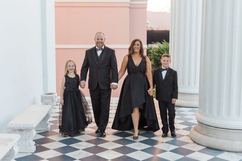 Formal Family Photos in Downtown Charleston - janicejonesphotography.com Formal Family Photoshoot, Masters Photoshoot, Formal Family Photos, Glam Family Photoshoot, Grandkids Photography, Formal Pictures, Portrait Outfits, Fall Photo Outfits, Formal Photos