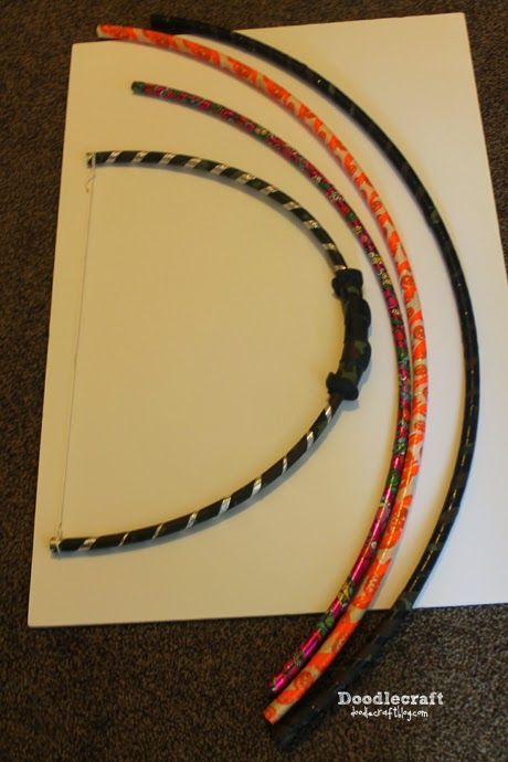 Doodlecraft: Hula Hoop Bows and Padded Arrows! Costume Bow And Arrow Diy, Diy Bow And Arrow, Medieval Vbs, Roman Party, Archery Party, Native American Bow, Kids Bow And Arrow, Viking Camp, Post Apocalyptic Clothing