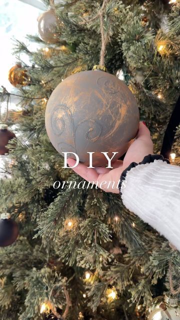 Neutral Ornaments, Diy Ornaments Christmas, Easy Diy Ornaments, Diy Tree Ornaments, Christmas Ball Ornaments Diy, Old Ornaments, Diy Christmas Ball, Rub N Buff, Antique Christmas Ornaments