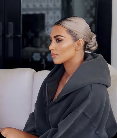 Kim Kardashian Sleek Bun, Jaw Filler, Kim Kardashian Hairstyles, Kim Blonde, Kardashian Makeup, Kardashian Beauty, Kim Kardashian Makeup, Kim Kardashian Hair, Kardashian Hair