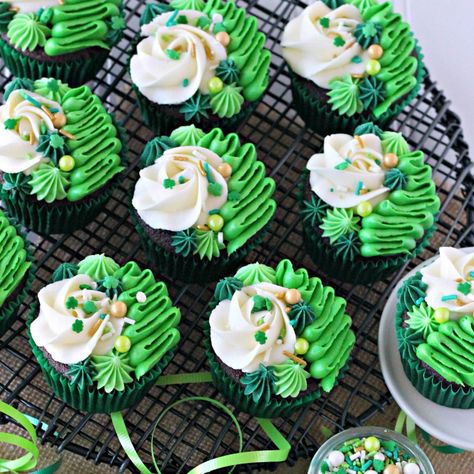 St Pats Day Cupcakes, Saint Patrick's Day Cupcakes, At Patrick's Day Desserts, Shamrock Cupcakes St Patrick, St Patricks Day Baked Treats, St Patrick Cupcakes Ideas, Saint Patricks Cupcakes, St Patricks Day Bakery Ideas, St Patrick Cupcakes