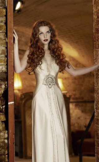 stunning dress Red Head Queen, Red Haired Queen, Red Head Wedding, Redhead Wedding, Red Hair Queen, Redhead Queen, Redhead Characters, Red Freckles, Vintage Redhead