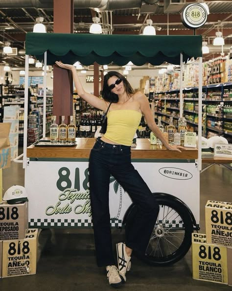 Kendall Jenner Summer, Kendall Jenner Casual, Kendall Outfits, Kendall Jenner Outfits Casual, Yellow Tube Top, Kendall Jenner Aesthetic, Kendall Jenner Street Style, Kendall Style, Kendal Jenner