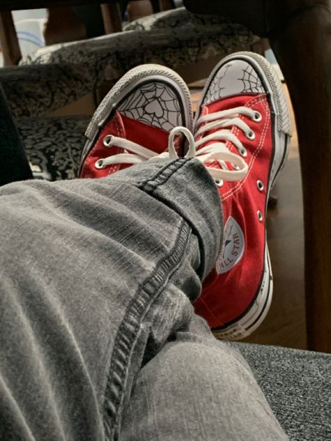 Converse Red Outfit, Red Converse Aesthetic, Spiderman Converse, Dark Red Converse, Red Converse Shoes, Red Converse Outfit, Diy Converse, Converse Design, Converse Aesthetic