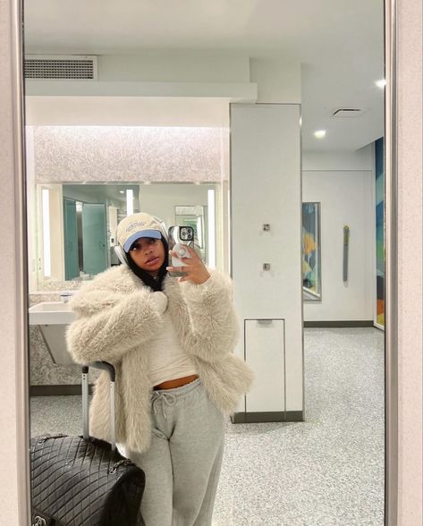 Airport Outfit Black Women, Airport Outfit Black, Sweatpant Outfits, How To Style Sweatpants, Cozy Sweatpants Outfits, Cool Sweatpants, Sweatpants Outfit Ideas, Airport Fit, Catching Flights