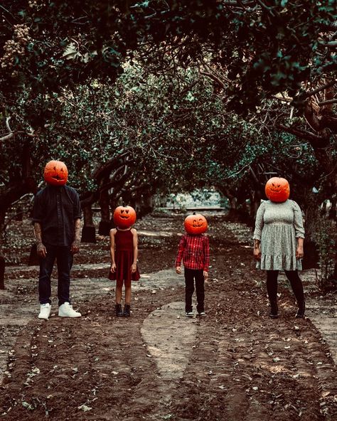 Halloween Pictures Ideas For Kids, Halloween Family Photo Cards, Scary Family Photoshoot, Spooky Season Family Photos, Family Photos Halloween, Fall Family Photos Pumpkin Head, Funny Fall Family Photos, Spooky Halloween Family Photoshoot, Halloween Pictures Family