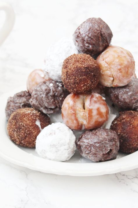 Makes classic cake donut holes, cinnamon sugar donut holes, chocolate sour cream cake donut holes, glazed donut holes & powdered sugar donut holes. All gluten free & vegan Cake Donut Holes, Vegan Gluten Free Donuts, Dairy Free Donuts, Sour Cream Donut, Donut Hole Recipe, Sour Cream Chocolate Cake, Vegan Doughnuts, Cake Donut, Vegan Donuts