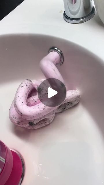 Bathroom Sink Cleaning Hacks, Unclog Sink Bathroom, How To Unclog A Sink, Sink Cleaning Hacks, Unclog Sink, Clean Sink, Cleaning Ideas, Cleaning Dishes, Sink Drain