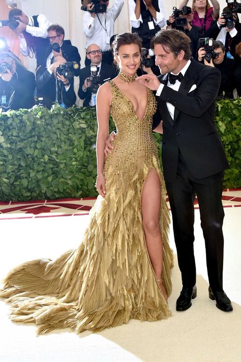 Irina Shayk Gold Dress, Irina Shayk Style, Met Gala Outfits, Met Gala Dresses, Gala Outfit, Bradley Cooper, Beauty Dress, Irina Shayk, Gala Dresses