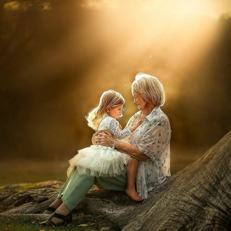 Grandmother Granddaughter Photography, Grandparent Pictures, My Family Photo, Grandparents Photography, Grandkids Pictures, Generation Pictures, Grandparent Photo, Grandmother Granddaughter, Heartwarming Photos