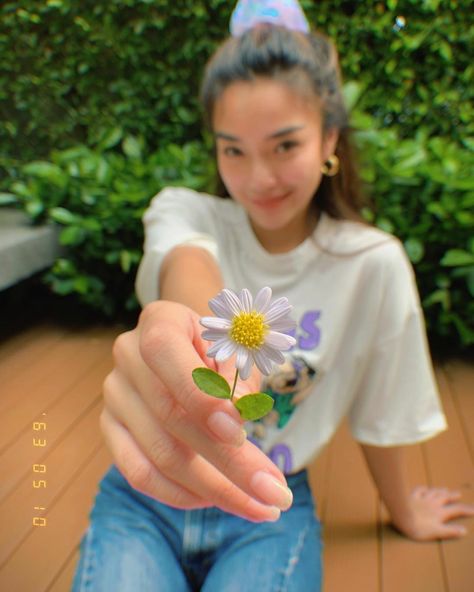 Selfie Poses With Flowers, Insta Dp Ideas, Poses With Flowers, Photos With Flowers, Aesthetic Blur, Self Portrait Poses, Instagram Inspiration Posts, Friend Poses Photography, Photography Posing Guide