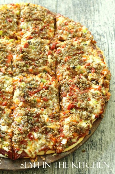 I cannot wait to make this!! Pizza King-inspired pizza Pizza King, Pizza Recipes Homemade, Crust Pizza, Pizza Pie, Best Pizza, Pizza Bake, Pizza Stone, Pizza Party, Provolone