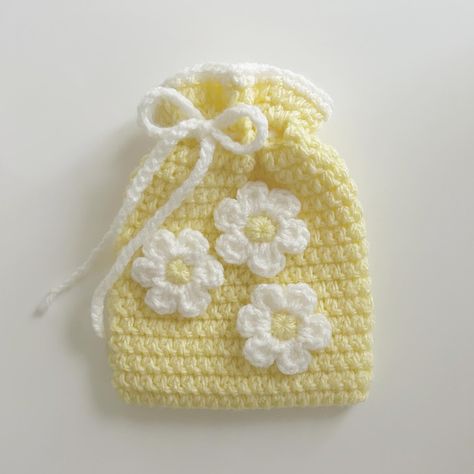 crochet • Instagram Crochet Pouch Ideas, Cute Crochet Pouch, Small Crochet Pouch, Cute Crochet Gifts, Cute Things To Crochet, Crochet Pouch Bag, Crochet Pouches, Crochet Blouse Free Pattern, Crochet Instagram