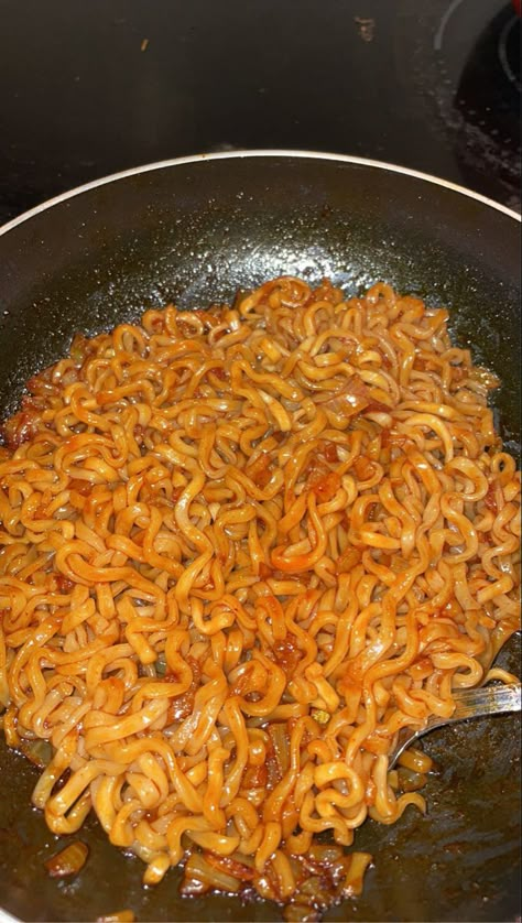 Noodles Pic, Food Quotes Instagram, Noodles Aesthetic, Foodie Instagram, Food Aesthetics, Yummy Comfort Food, Food Goals, Snap Food, Instagram Food