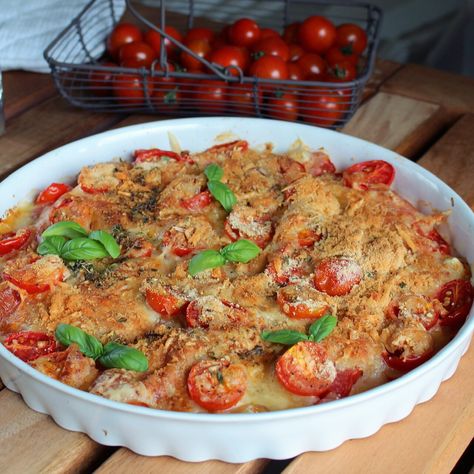 This tasty summer side dish features fresh, ripe tomato slices baked with shredded cheddar cheese until softened and cheese is bubbly. Tomato Sides, Vegetable Meal, Summer Casseroles, Tomato Casserole, Bacon Casserole, Vegetable Frittata, Tomato Dishes, Fresh Tomato Recipes, Baked Tomatoes