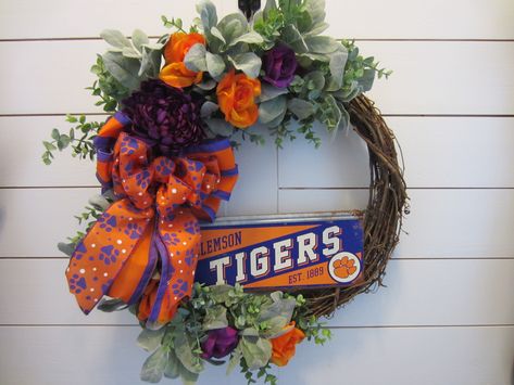 No one will wonder which team you are loyal to with one of these Clemson Tigers wreaths adorning your door. Show your team spirit! Clemson Wreath, Clemson Tiger Paw, Blue Hydrangea Wreath, Farmhouse Wreaths, Orange Wreath, Sports Wreaths, Fun Wreath, Beach Wreath, Grapevine Wreaths