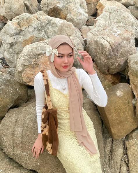 Picnic Dress Hijab, Hijab Night Outfit, Coquette Hijab Outfit, Pink Outfits Aesthetic Hijab, Pink Hijab Aesthetic, Dress Vintage Hijab, Vintage Hijab Outfit, Hijabi Coquette, Hijab Aesthetic Outfit