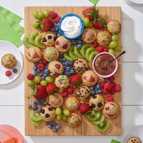 Muffin Charcuterie Board Muffin Platter Ideas, Mini Muffin Charcuterie Board, Banana Bread Charcuterie Board, Muffin Board Ideas, Muffin Charcuterie Board, Muffin Charcuterie Board Ideas, Muffin Board, Costco Muffins, Breakfast Charcuterie