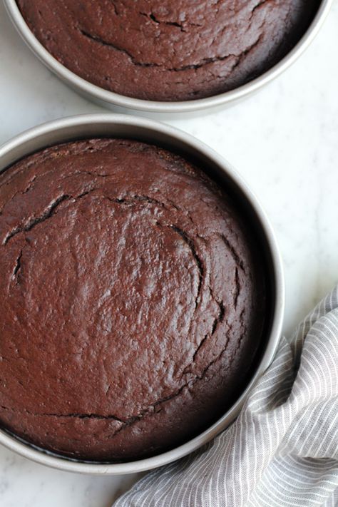 Sour Cream Chocolate Cake with a rich and delicious chocolate buttercream frosting!! Rich, moist and delicious. Crockpot Chocolate Cake, Matilda Chocolate Cake, Cream Chocolate Cake, Hershey Chocolate Cakes, Sour Cream Chocolate Cake, Choc Cake, Chocolate Zucchini Cake, Chocolate Buttercream Frosting, Zucchini Cake