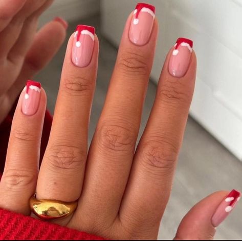 Red christmas nails - santa hat nails Gel Nails Ideas Christmas Simple, Christmas Beach Nails, Christmas Nails For Teens, Pink Xmas Nails, Santa Hat Nails, Teen Nails, Snowman Nails, Santa Nails, Fall Acrylic