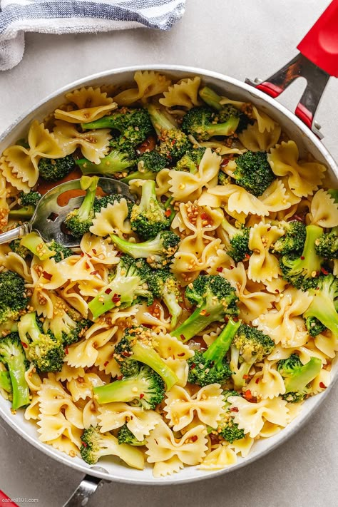 garlic broccoli stir fry recipe - #broccoli #stir-fry #pasta #recipe - This broccoli stir fry recipe with pasta cannot get easier or quicker! It's loaded with flavor and ready in less than 30mn. - #recipe by #eatwell101 Garlic Broccoli, Vegetarian Meal Prep, Broccoli Stir Fry, Broccoli Pasta, Pasta Dinner Recipes, Fresh Broccoli, Broccoli Recipes, Healthy Pastas, Stir Fry Recipes