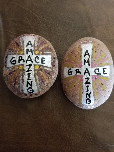 Faith Based Painted Rocks, Painting Rocks Ideas Christian, Christian Painted Rocks Ideas, Scripture Painted Rocks, Bible Verse Rock Painting, Religious Painted Rocks, Christian Painted Rocks, Memorial Rock Painting Ideas, Christian Rock Painting Ideas