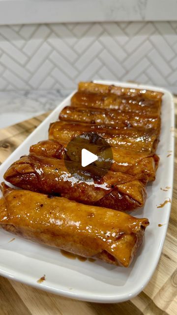 Julia Vuong on Instagram: "FILIPINO FRIED BANANAS 🍌

Sing it with me now, B is for bananas b a n a n a s! 

Ingredients:
-saba bananas 
-brown sugar 
-spring roll wrappers 

Caramel Sauce
-3 tbsp brown sugar 
-2 tbsp water 

Wrapper Seal
-1 tbsp flour 
-1.5 tbsp water

ENJOY!

#filipino #friedbanana #easyrecipe #caramel #crispy" Banana Rolls, Fruit Deserts, Fruit Desert, Fruit Board, Banana Roll, Filipino Food Dessert, Spring Roll Wrappers, Yummy Deserts, Filipino Foods