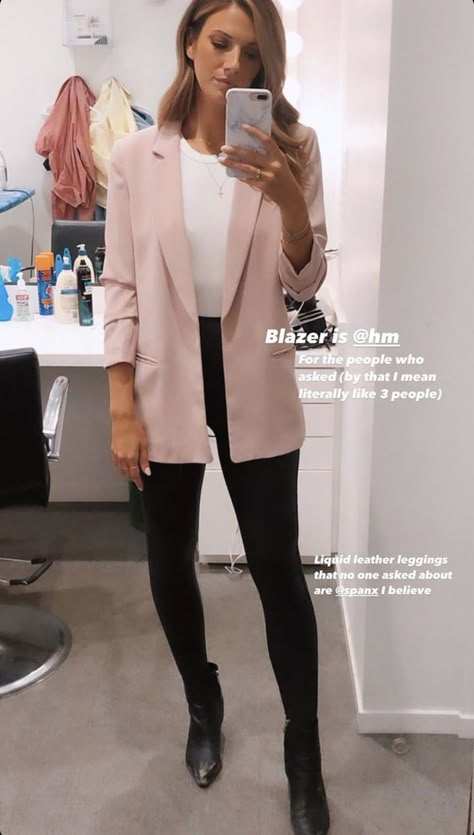 Rose Pink Blazer Outfit, Light Pink Blazer Outfit Fall, Outfit Blazer Rose, Rose Blazer Outfit, Blazer Rose Outfit, Pale Pink Blazer Outfit, Pink Fall Blazer For Office Wear, Rosa Blazer Outfit, Light Pink Blazer