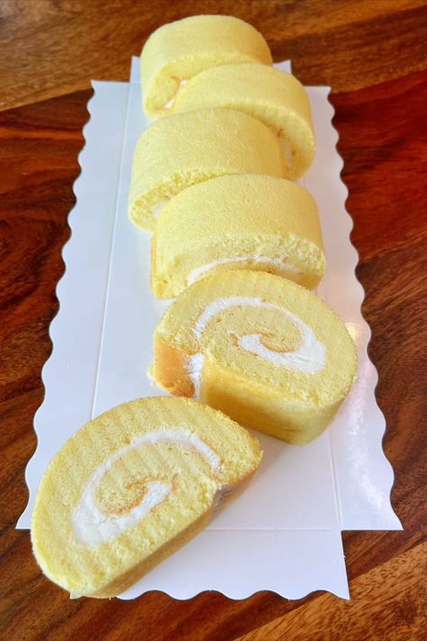 roll cake Chiffon Sheet Cake, Vanilla Roll Cake, Japanese Roll Cake, Orange Chiffon Cake, Vanilla Cream Filling, Sheet Cake Recipe, Swiss Roll Cake, Sheet Cake Recipes, Tasty Videos