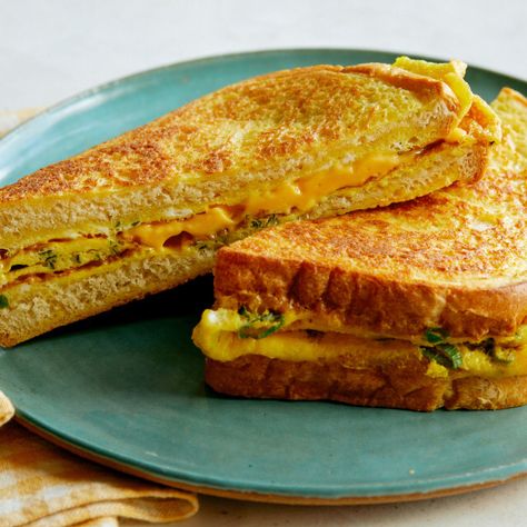 Bread Omelette, Best Egg Recipes, Omelets Recipe, Sandwich Ingredients, Egg And Cheese, Egg Sandwiches, Egg Dishes, Breakfast Sandwiches, Cheese Sandwich