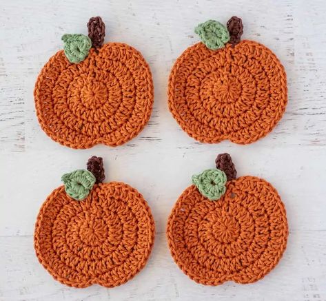 Great Harvest Pumpkin Coasters - Crochet 365 Knit Too Pelottava Halloween, Crochet Conversion Chart, Pumpkin Coasters, Crochet Fall Decor, Crochet Apple, Pumpkin Patterns, Beautiful Dawn, Crochet Beautiful, Pumpkin Applique