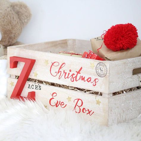 Unique Christmas Eve Crate Design - Besides presents, these can work exceptionally well as holiday décor. You can even find some stunning homemade Christmas boxes that shows off more creativity. Check out the list of our favorite DIY boxes to get inspired in time for the holiday. Diy Christmas Box, Christmas Eve Box Ideas, Christmas Eve Crate, Wooden Christmas Eve Box, Xmas Eve Boxes, Cricut Inspiration, Christmas Boxes, Christmas Collage, Marshmallow Pops