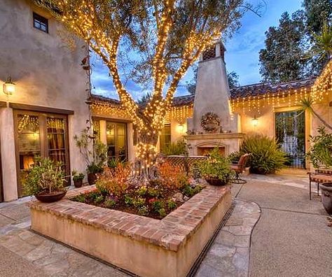 courtyard Beautiful Courtyards, Tuscan Patio, Style Hacienda, Spanish Homes, Hacienda Homes, Rustic Outdoor Decor, Court Yard, Hacienda Style Homes, Courtyard Design