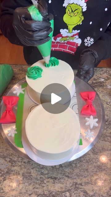 Tatyana | Seattle | Pastry chef on Instagram: "Tutorial! Creating a Christmas wreath cake is actually quite simple! 😋 You’ll need a cake, I had 4” bento cakes, and some frosting—I went for my delicious Italian meringue buttercream in a vibrant green shade. Using two closely matched tones could elevate the look even more. 👌 Have a couple of piping tips on hand; I personally used Wilton 1M and 3B as they’re versatile and my go-tos for these cakes. Adding a petal tip for extra texture could also be a great idea. I piped 5 swirls with the 1M, followed by 3B swirls in between, and then filled any remaining spaces with 3B drops. Simple! As for decorating the wreath, the options are endless—think chocolates, gummies, and, of course, sprinkles! It’ll look fantastic and festive even without a fon Christmas Themed Cakes Winter Wonderland, Christmas Cake Ideas Decoration Simple, Simple Christmas Cake Designs, Elf Cake, Christmas Wreath Cake, Fondant Christmas Cake, Christmas Cake Decorating, Wilton 1m, Deco Cupcake