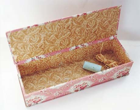 Fabric Covered Box--Make your own keepsake box.  Link includes detailed instructions on how to make. Fabric Keepsake Box, How To Cover A Box With Fabric Diy, Fabric Box With Handles, Covering Cardboard Boxes With Fabric, Fabric Boxes Children Can Make, Professional Gift Ideas, Fabric Covered Boxes, Creative Birthday Gifts, Creative Organization